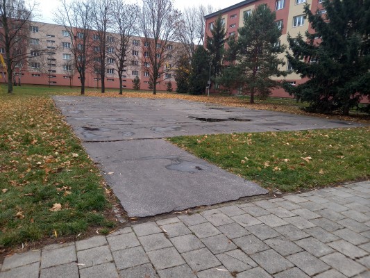 venkovní hřiště na petangue nebo na basket na sídlišti Svobody