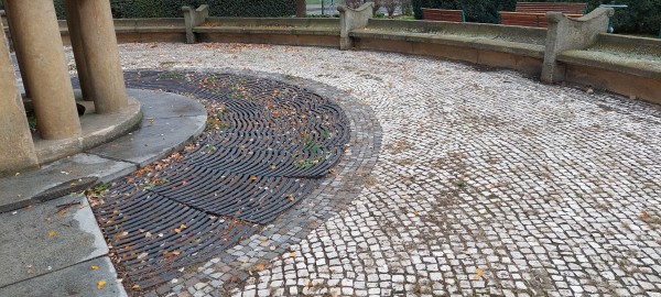 Oprava památníku manželů Vojáčkových