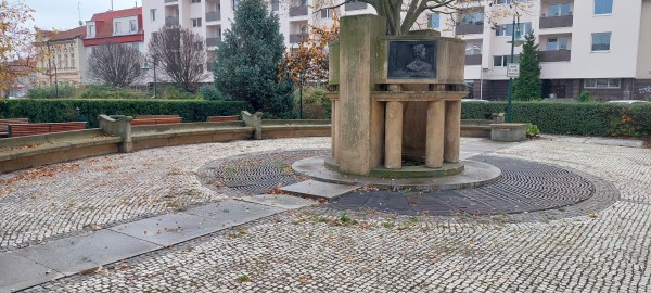 Oprava památníku manželů Vojáčkových