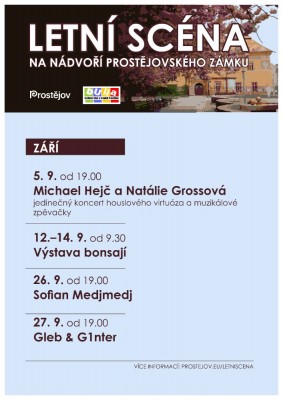 Letní scéna na nádvoří PV zámku