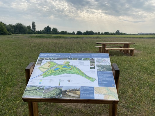 Informační cedule a odpočinková lavice