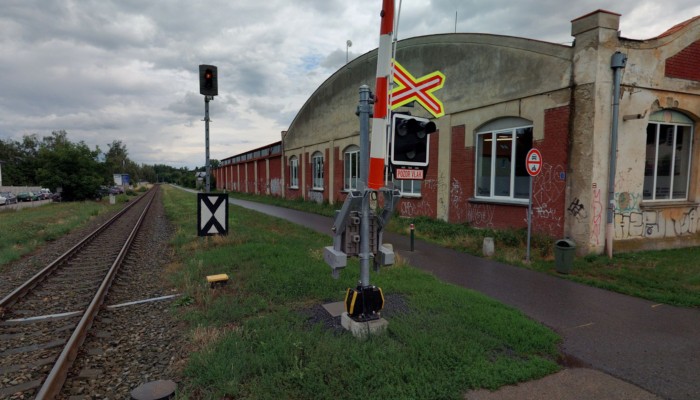 Přidat osvětlení podél celé chodníku/cyklostezky za Agrostrojem