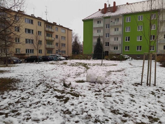 Vybudování travnatého oploceného hřiště uvnitř vnitro bloku Waitova, Manharda, Bulharská a Dr, Horáka