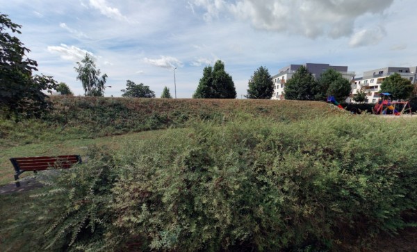 Plocha je odcloněna od komunikace zvýšeným valem