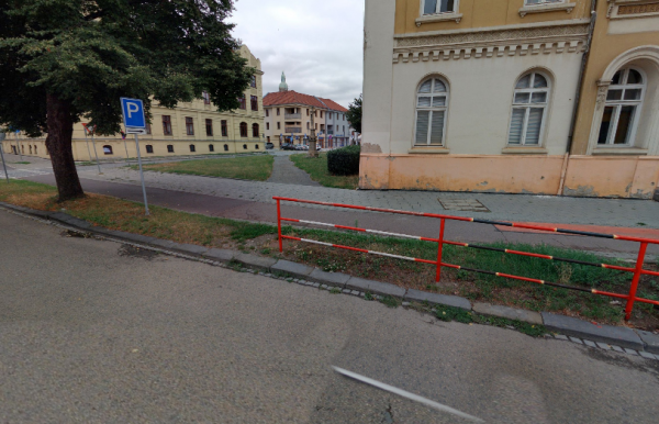 zkratka z Komenského ulice do Kostelní