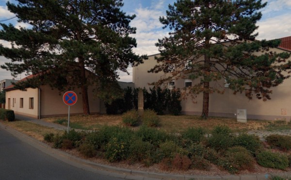 Pohled na pomník od komunikace