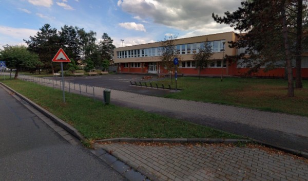 Možné situování památníku v blízkosti stojanů na kola