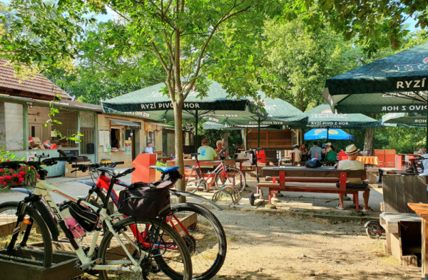 Občerstvení U Abrahámka v biokoridoru Hloučela