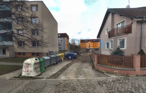 Pohled z ulice Drozdovice