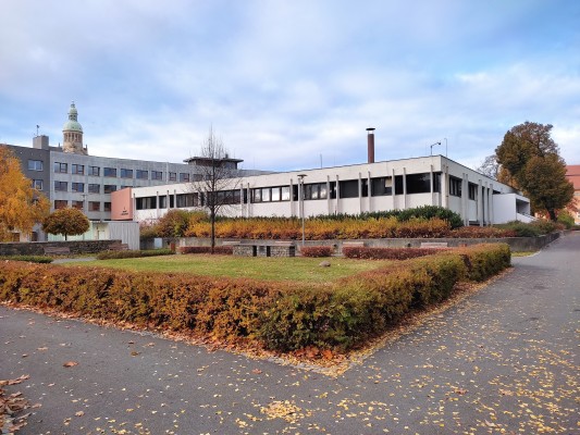 Plocha východně od objektu Metra, kolem jsou již lavičky.