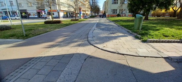 Pohled na ul. z nám. E. Husserla