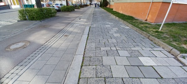 Chodník od náměstí E. Husserla