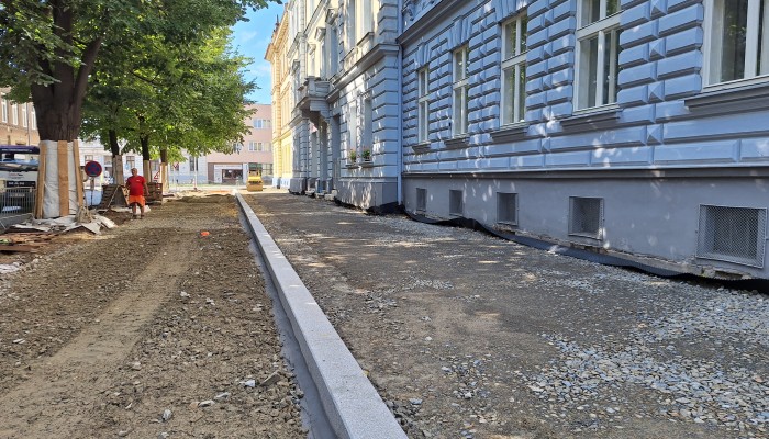 Rekonstrukce chodníku na ul. Netušilova na západní straně