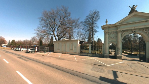 prostor před hřbitovem