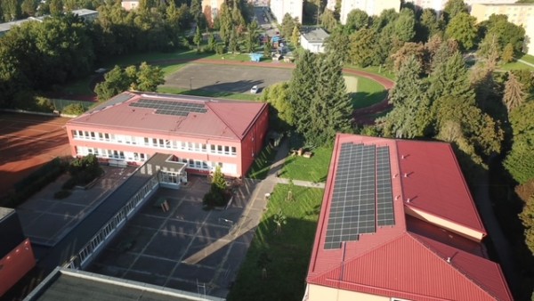 střechy obou pavilonů ZŠ J. Železného s panely