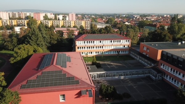 střechy obou pavilonů ZŠ J. Železného s panely