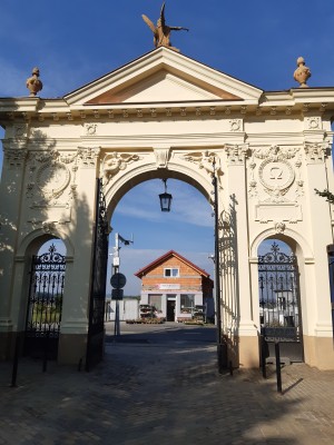 září 2022 - pohled na bránu z areálu hřbitova