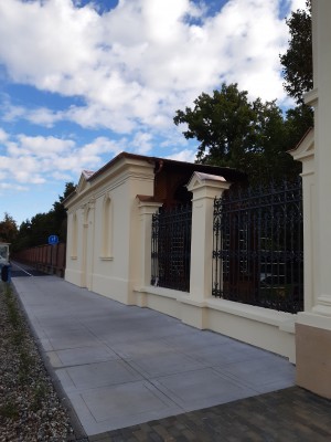 Opravený prostor před areálem hřbitova