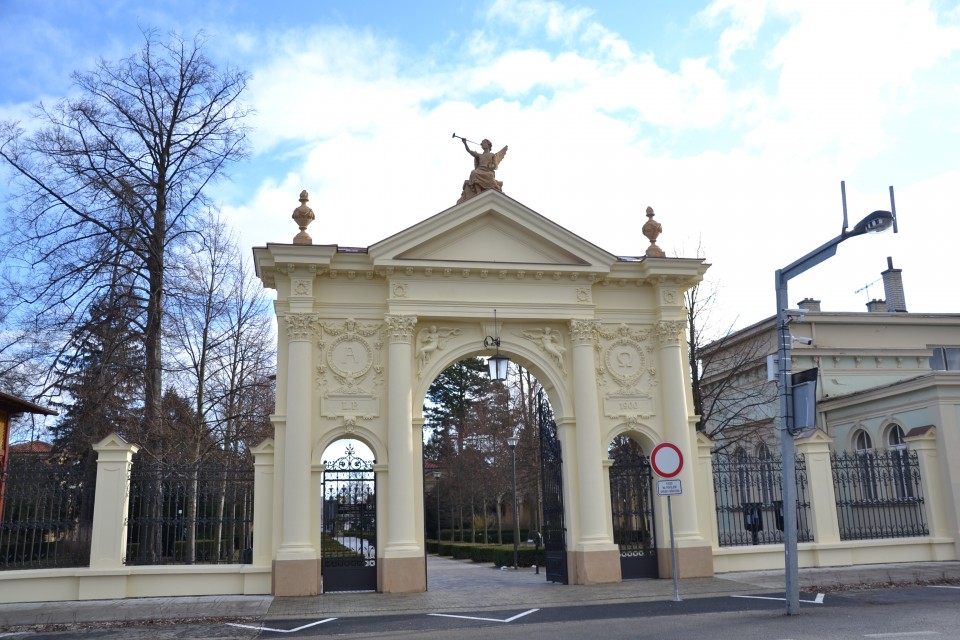 Hlavní brána hřbitova bude uzavřena, vstup pro pěší zajištěn!