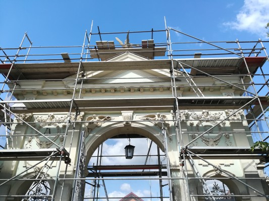 červen 2022 - restaurování vstupní brány