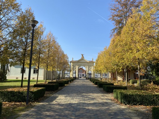 Pohled na bránu z areálu hřbitova - říjen 2022