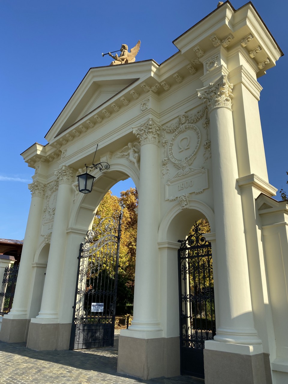 Zrekonstruovaná brána na městském hřbitově