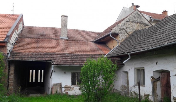 pohled z dvorního traktu