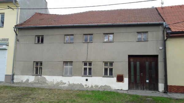 pohled z ulice - objekt vedle hasičárny