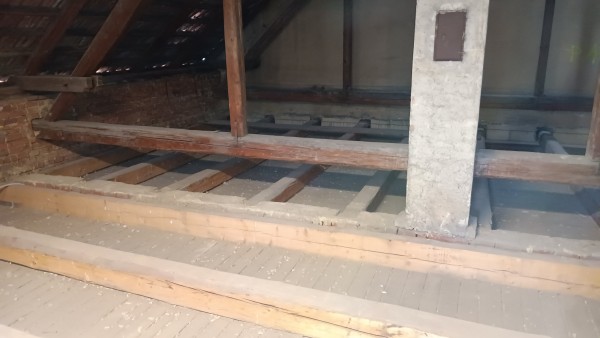 stav půdních prostor po zahájení úprav - červenec 2025