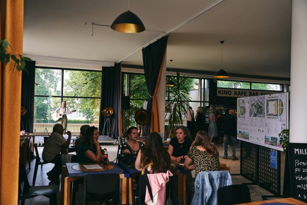 Atmosféra vernisáže s hudebním doprovodem