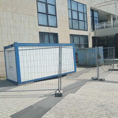 Toalety a výtah - staveniště u KaSC