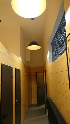 Chodbička na dámském WC