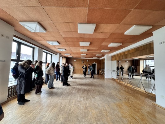 Workshop studentů Fakulty architektury - prohlídka objektu Kulturního a společenského centra