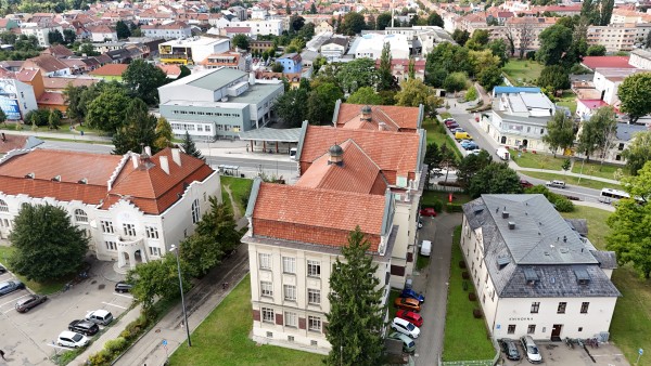 Městská knihovna a v pozadí městské lázně