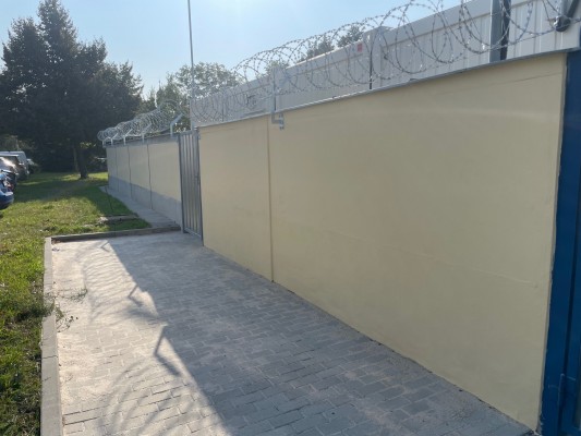 Úprava před objektem dvora