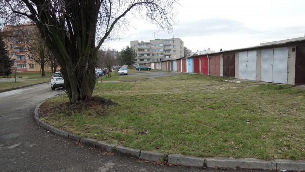 garáže před domem č. 15