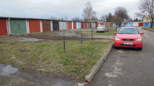 část řešeného území - komunikace a garáže