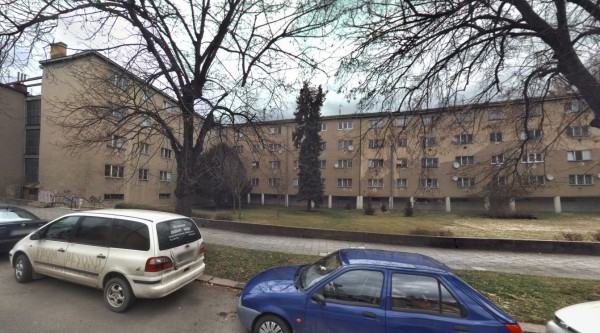 Pohled z ulice Jezdecká na střední a západní část objektu