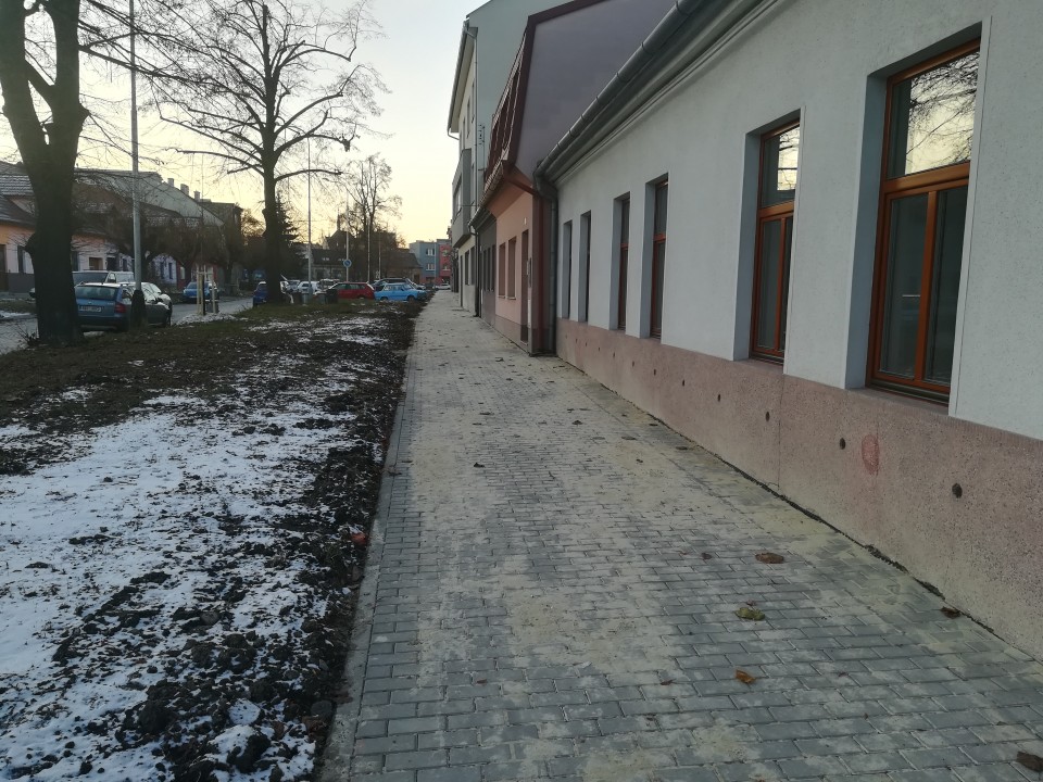 Rekonstruovaný chodník na ul. Trávnická