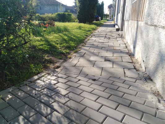 Chodník k rekonstrukci v rámci 2. etapy