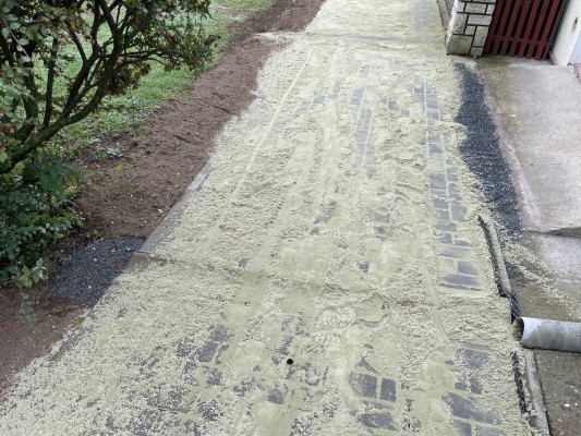 detail na dokončování chodníku - 10.10.2023