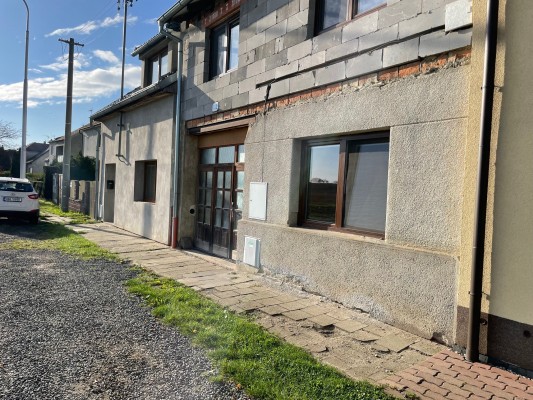 foto stávajícího stavu chodníku před domy č. 57 -102