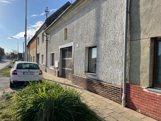 foto stávajícího stavu chodníku před domy č. 57 -102