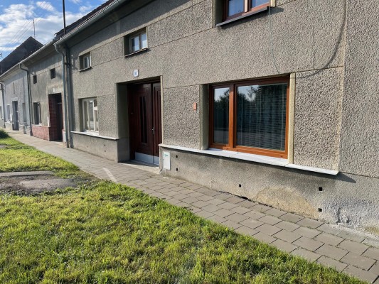 foto stávajícího stavu chodníku před domy č. 57 -102