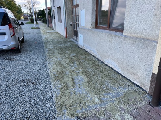 z realizace opravy chodníků před domy č. 57 - 102