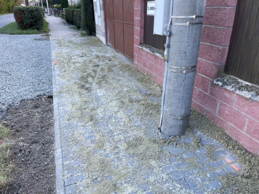 z realizace opravy chodníků před domy č. 57 - 102