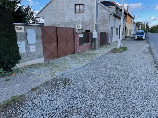 z realizace opravy chodníků před domy č. 57 - 102