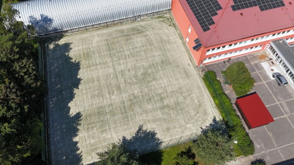 Nové malé hřiště s umělou trávou