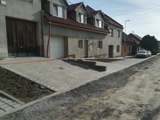 Rekonstrukce chodníku, vjezdů, odstavných stání a zřízení VO