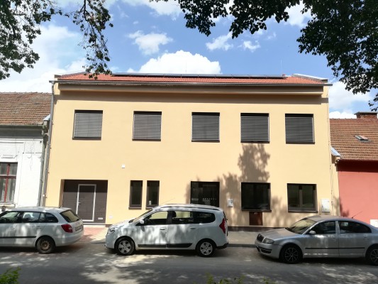 Červenec 2021 - pohled z ulice